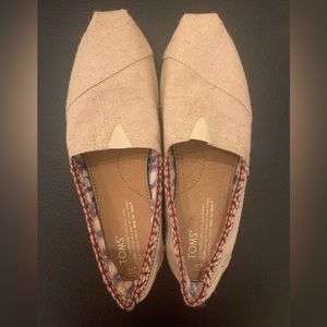 TOMS Size 7 classic flat shoe